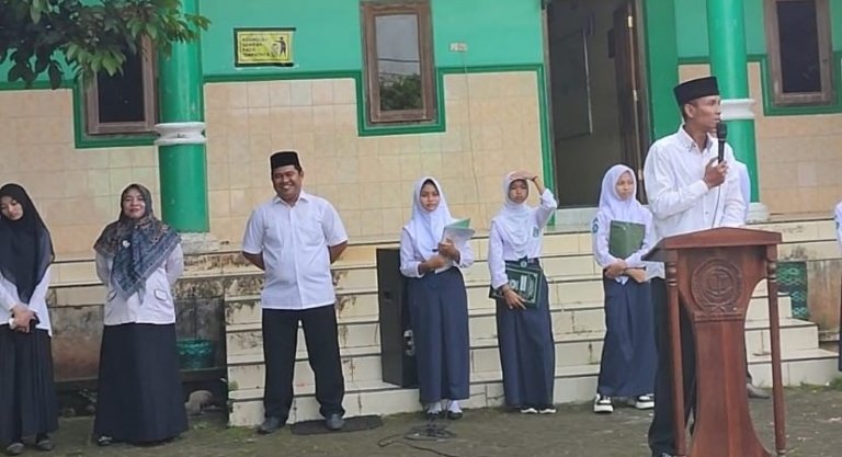 MTs Al Khidmah Gelar Peringatan Hari Guru Nasional dengan Beragam Kegiatan